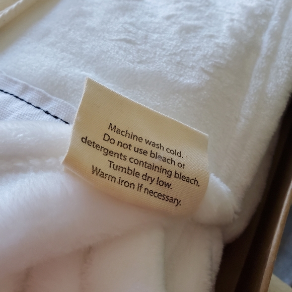 Rae Dunn Throw LOVE - Picture 4 of 4